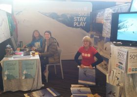 Ski-Sale-Stand-set-up